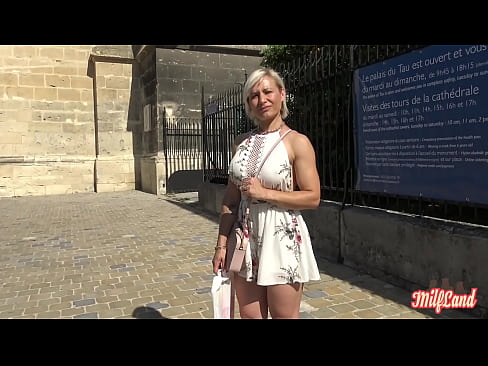 Kim, milf sexy, veut une jeune bite pour satisfaire ses envies part 1